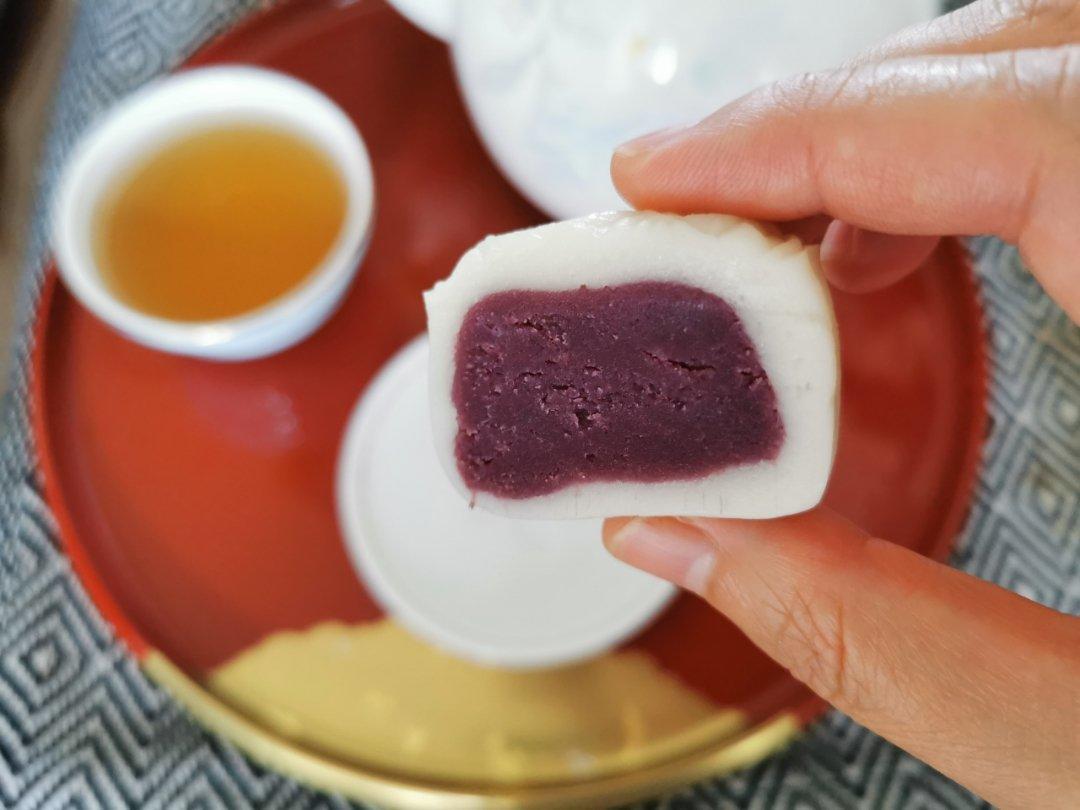 咸蛋黄肉松冰皮月饼