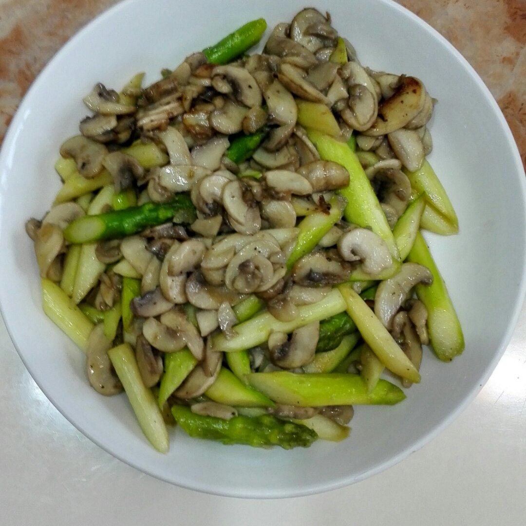 芦笋炒蘑菇