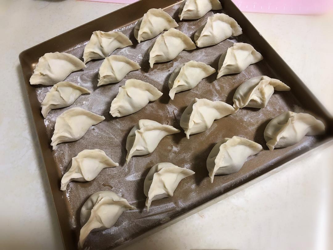 大肚饺子包法——后附视频  (胡萝卜牛肉馅儿)