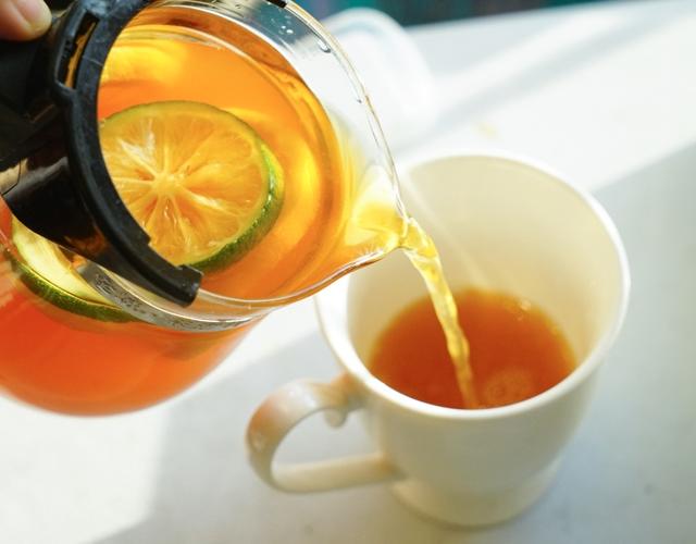 简版秋季降燥茶-冰柠红茶的做法