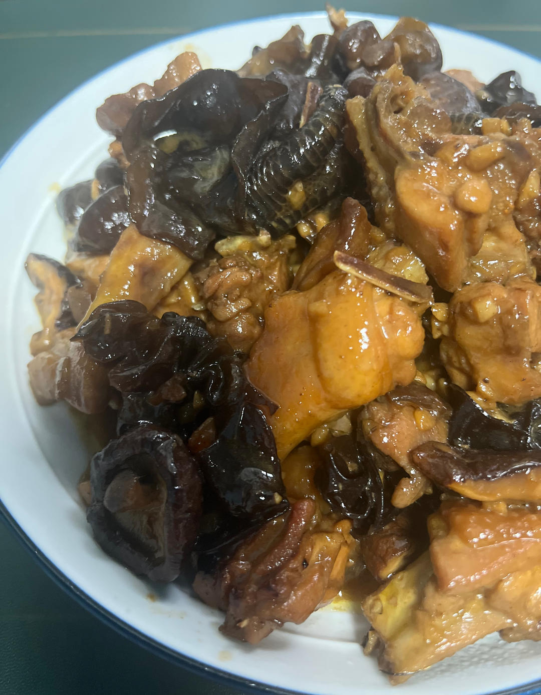 香菇炖鸡肉
