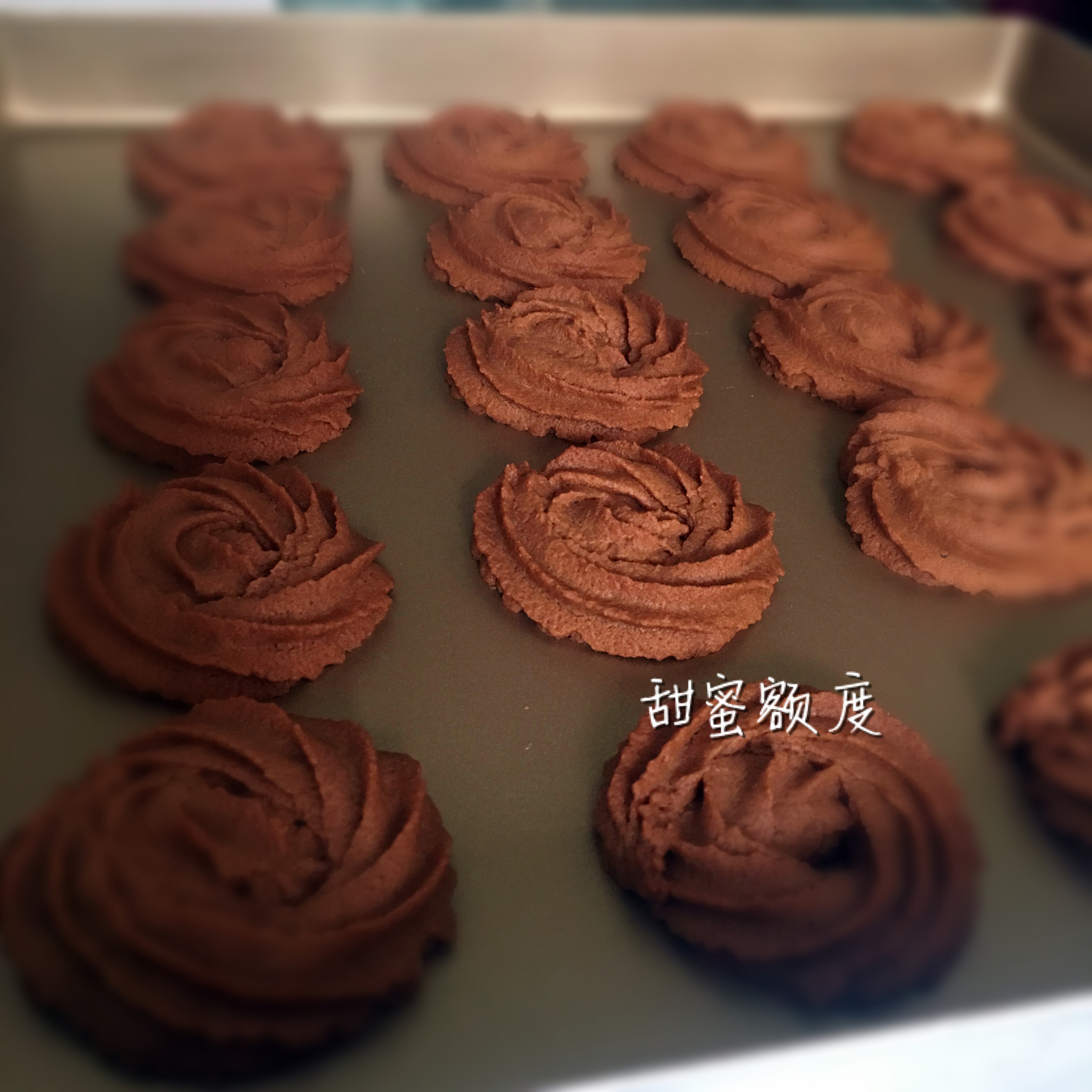 挤花毫无压力的巧克力曲奇