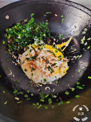 芹菜叶子炒米饭的做法 步骤3