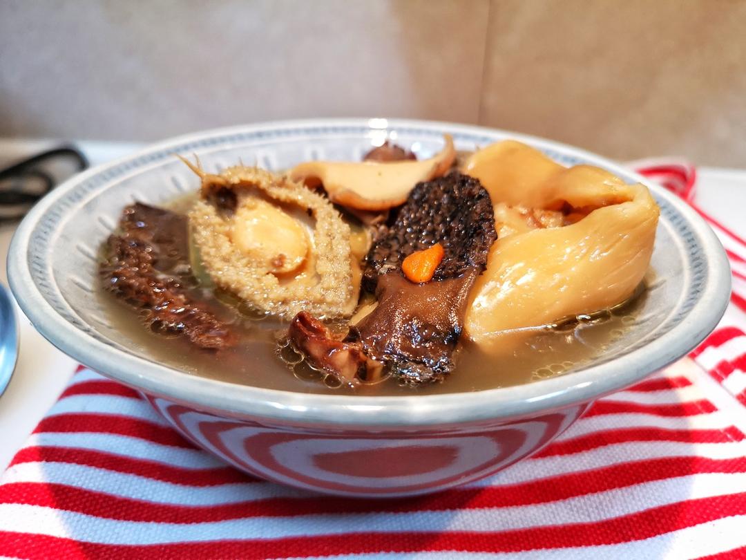 小亦小小做的羊肚菌花胶海螺片煲鸡汤