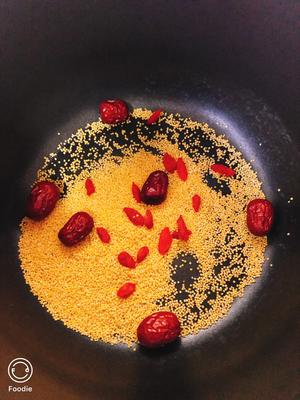 出油红枣枸杞小米粥（附2碗粥的米和水比例）的做法 步骤1