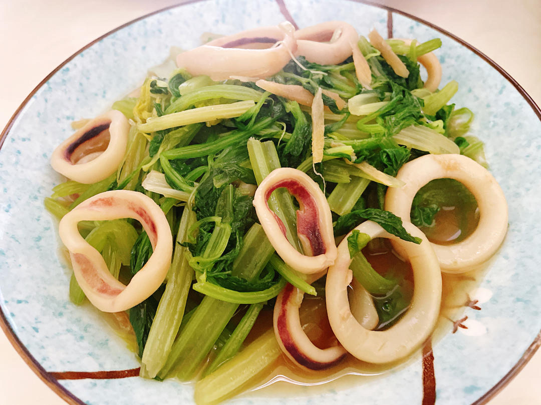 芹菜炒鱿鱼圈