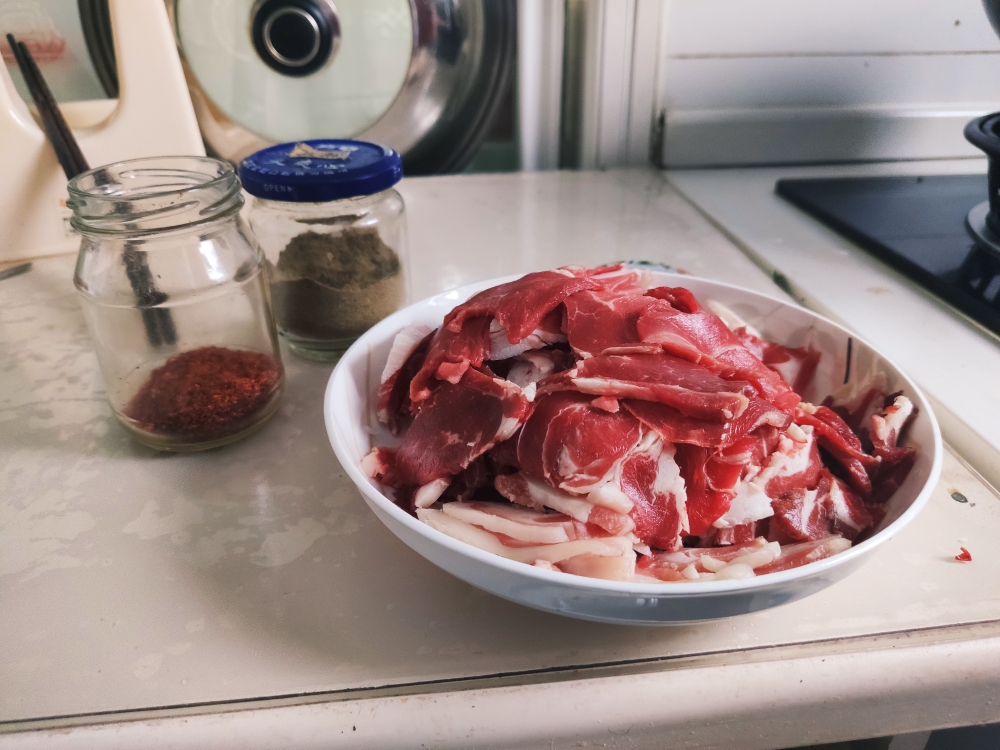 新疆味道炒烤肉的做法 步骤2