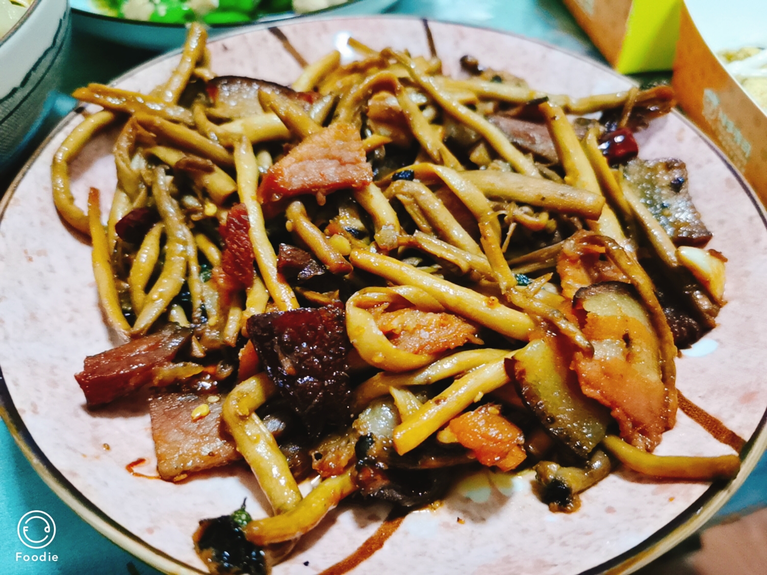 美味好吃的茶树菇炒腊肉的做法