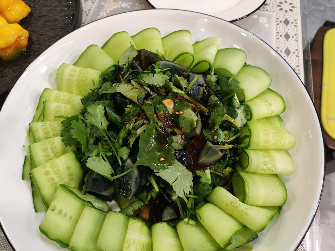 两种常见食材/做颜值担当的「凉拌皮蛋黄瓜🥒」