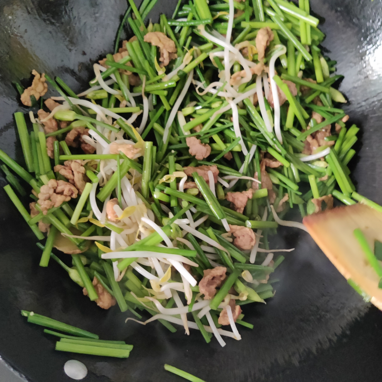 韭菜苔炒肉的做法 步骤4