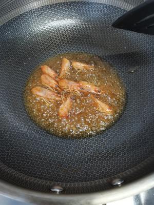 咸鸭蛋虾仁炒饭，高蛋白，粒粒香的做法 步骤2