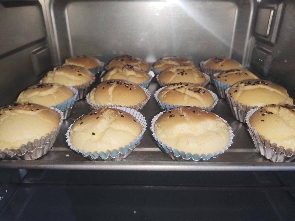 松软美味的戚风纸杯蛋糕w