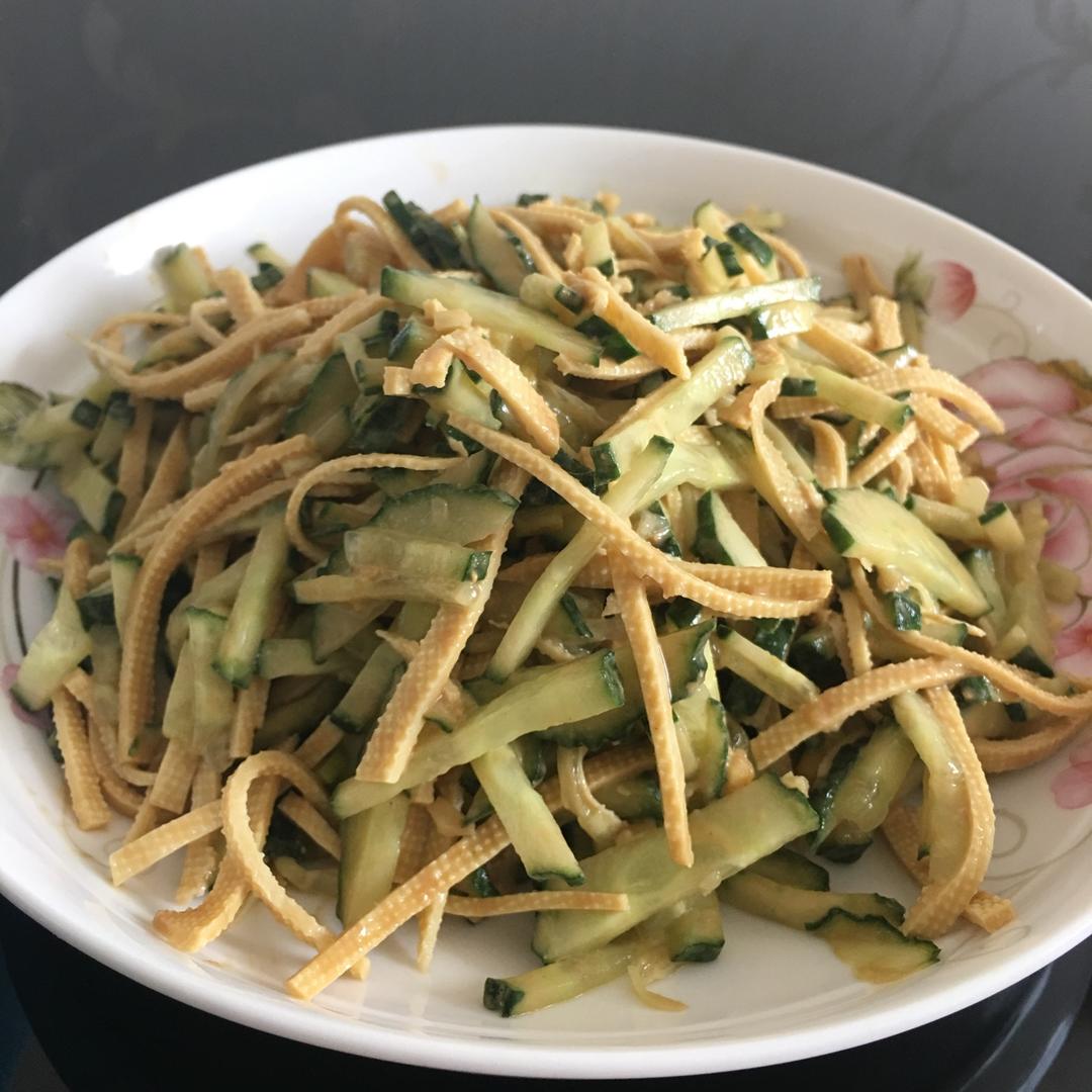 超快手的凉拌千张黄瓜胡萝卜丝