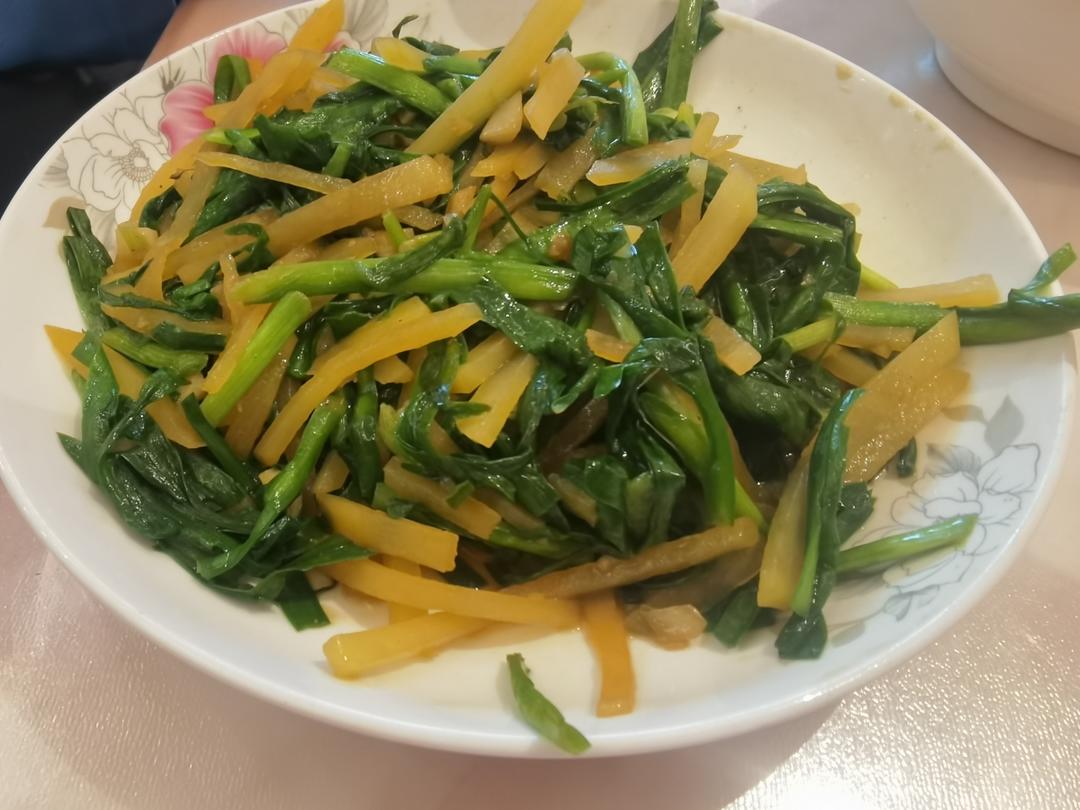 家常土豆丝炒韭菜