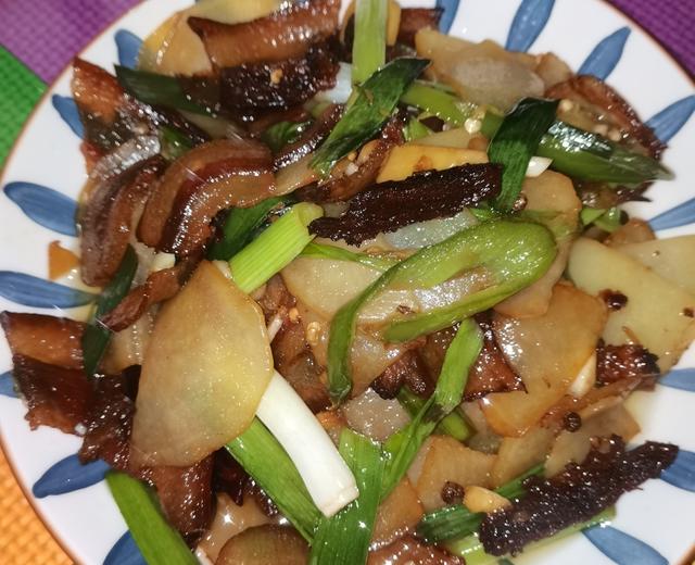 贵州腊肉炒土豆的做法