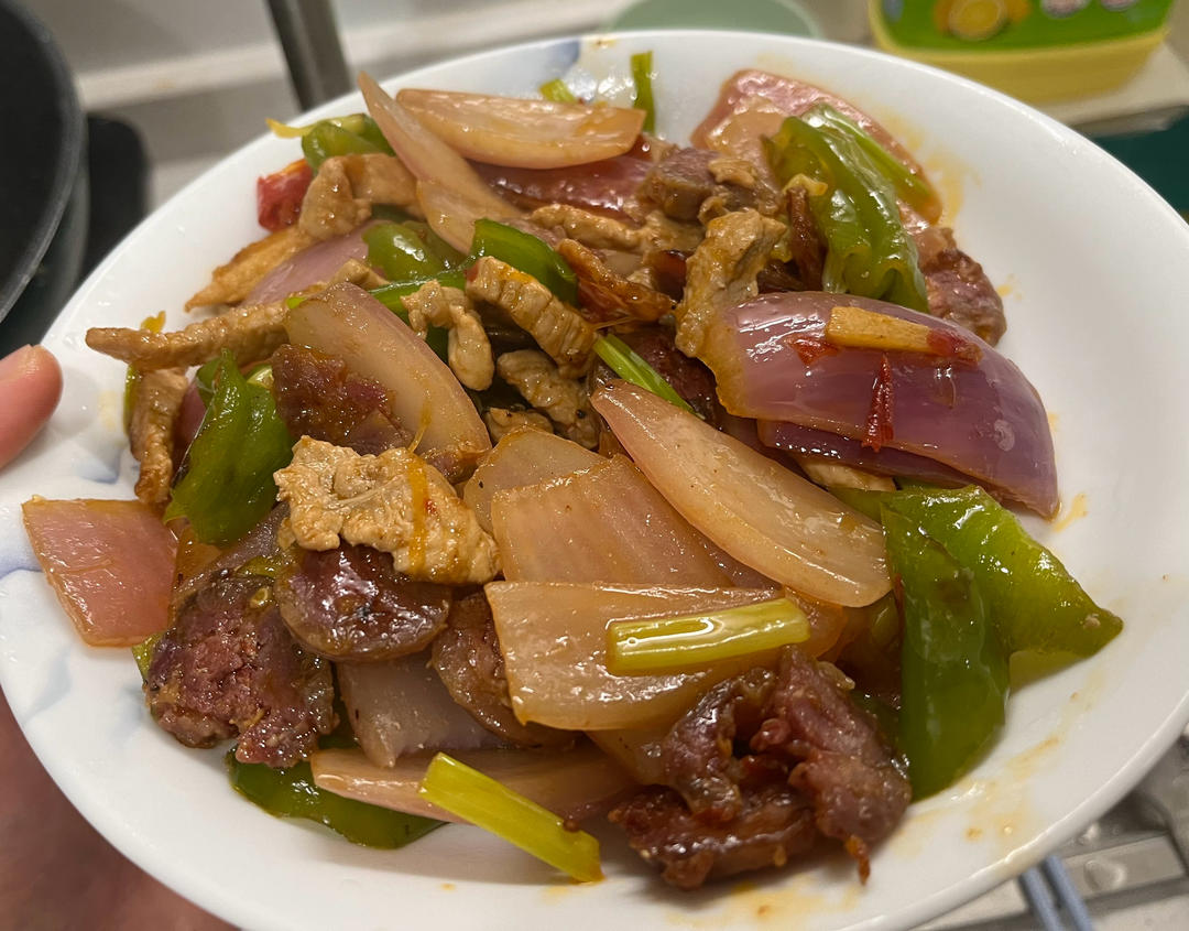 洋葱炒腊肠