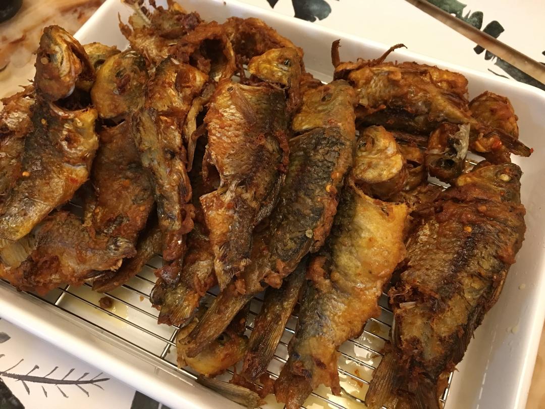 酥炸野生小鲫鱼