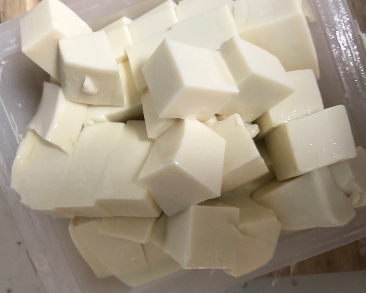 咸蛋黄绢豆腐的做法 步骤1