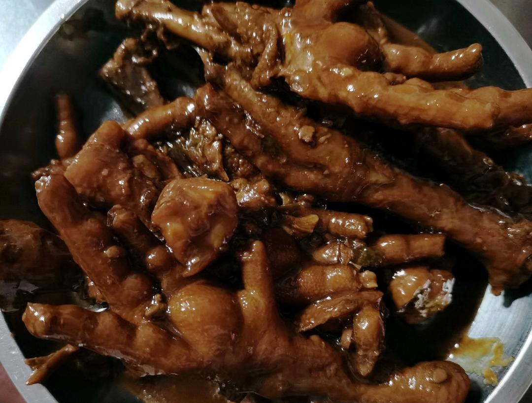【酱焖鸡爪】酱香浓郁，软烂入味，非常好吃