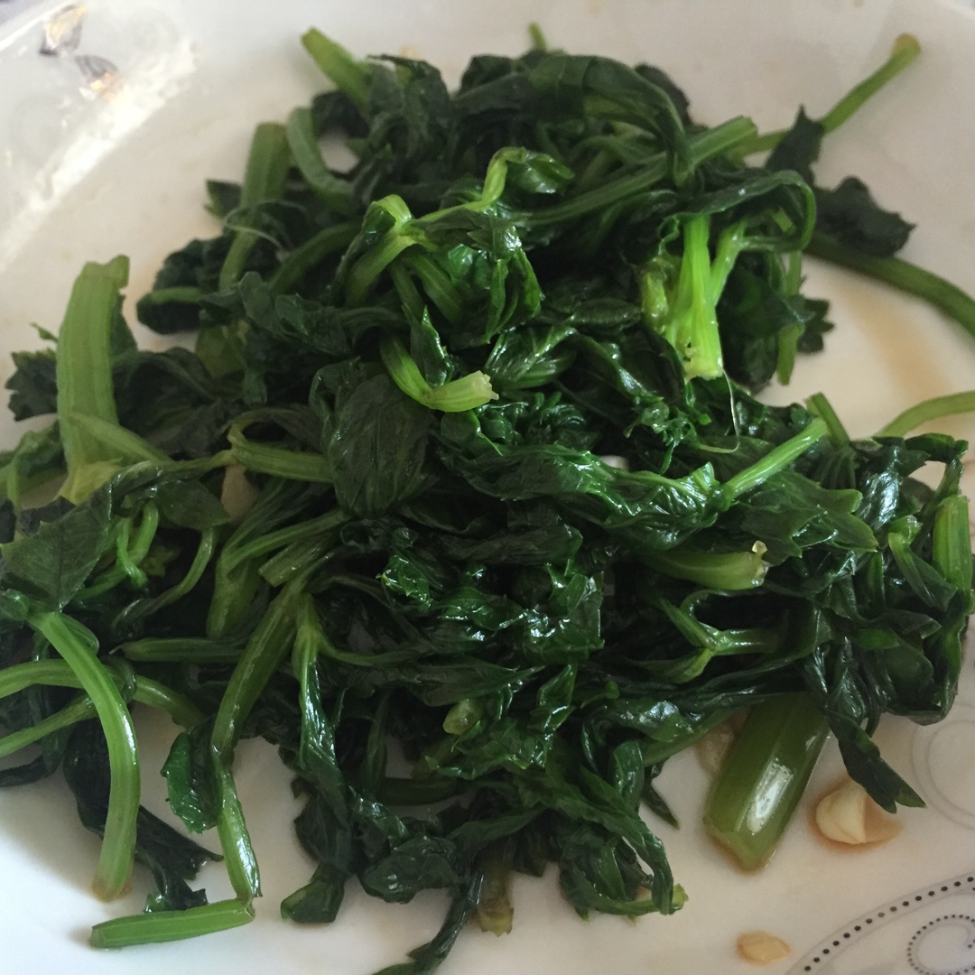 凉拌芹菜叶