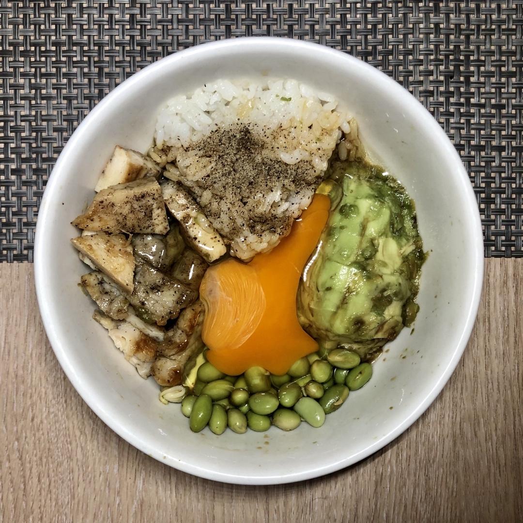 牛油果鸡肉生蛋拌饭