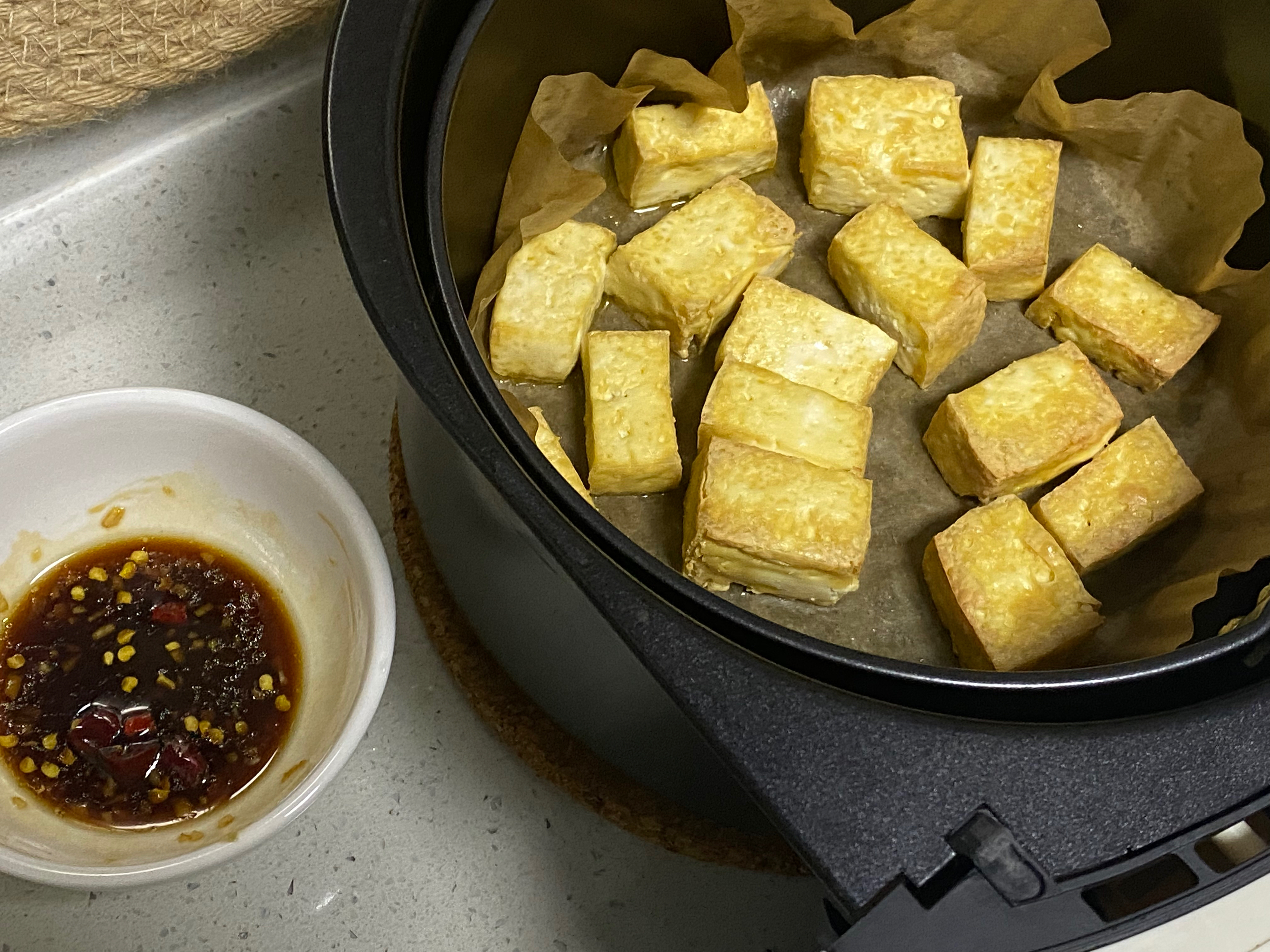 空气炸锅～烤豆腐，外焦里嫩，超级好吃，只要一块豆腐一个空气炸锅