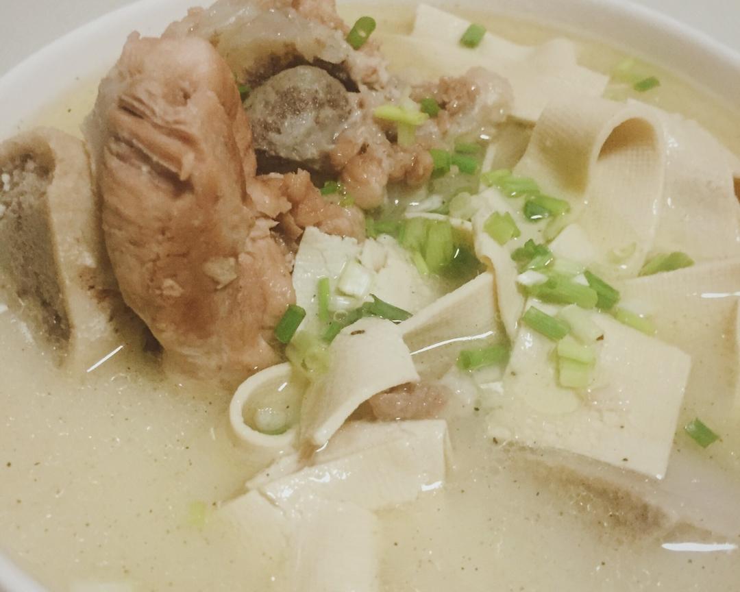 超鲜美的千张筒骨汤的做法