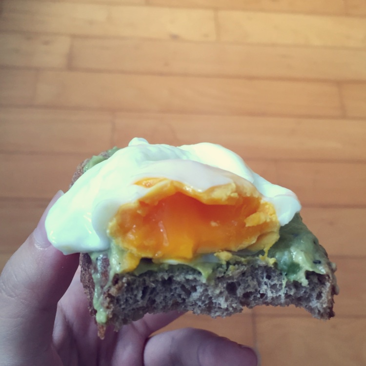 【健康能量早餐】流黄荷包蛋牛油果酱配全麦面包