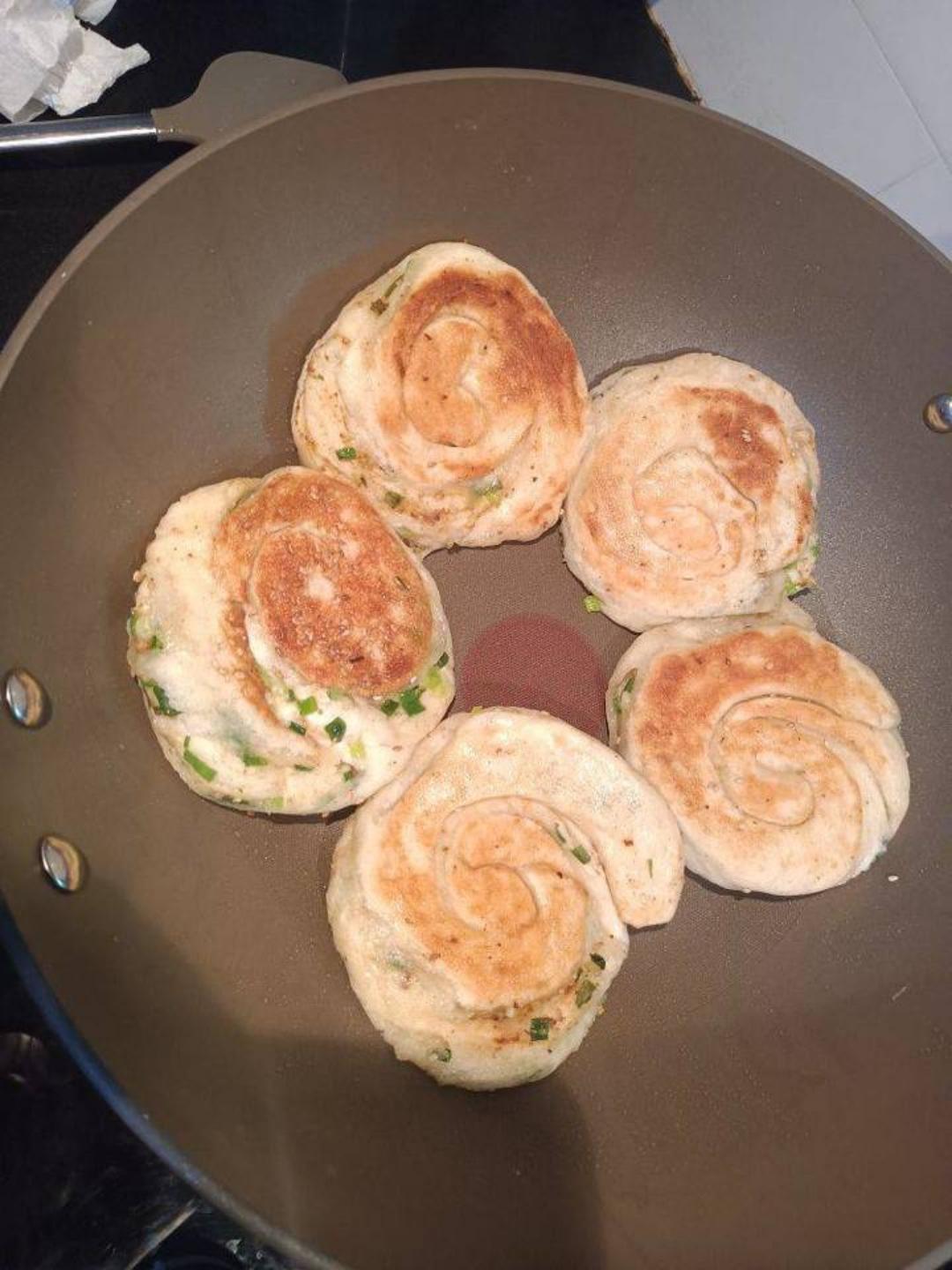 家常椒盐葱花发面烙饼