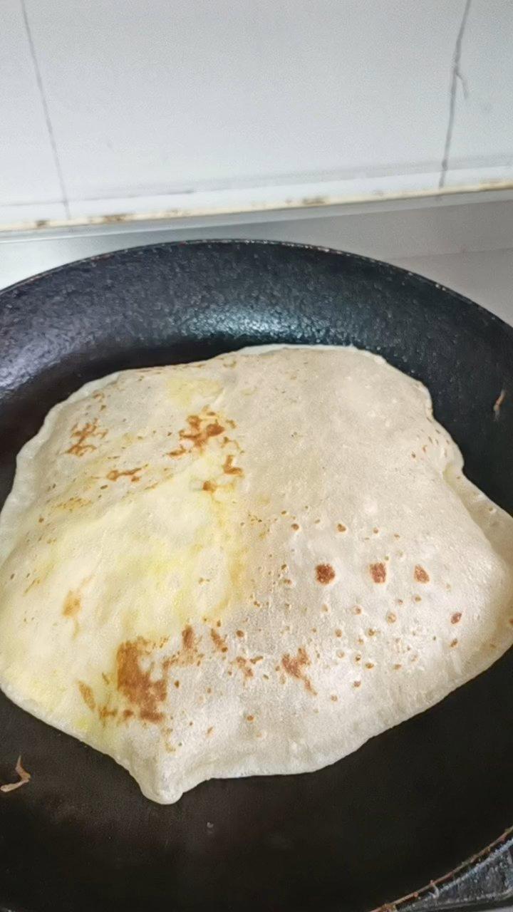 鼓大泡的鸡蛋灌饼(附煎饼酱做法)