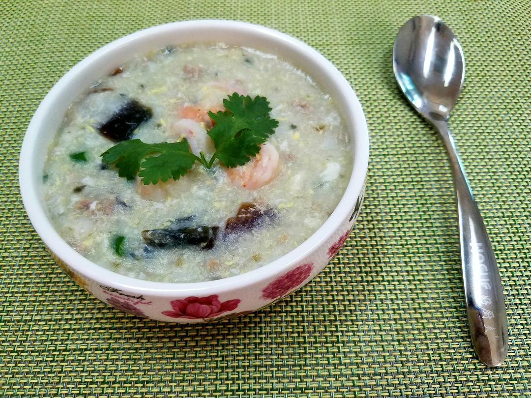 小老鼠的餐桌做的营养早餐-皮蛋瘦肉粥