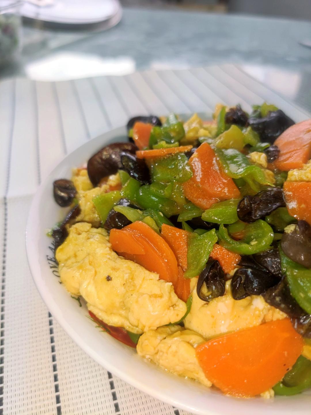 这么搭配也太香了！青椒胡萝卜木耳炒鸡蛋