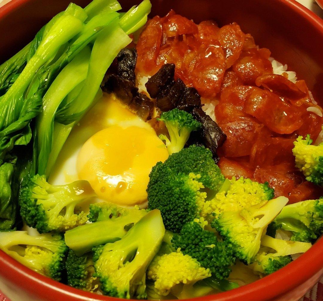 广式腊味煲仔饭