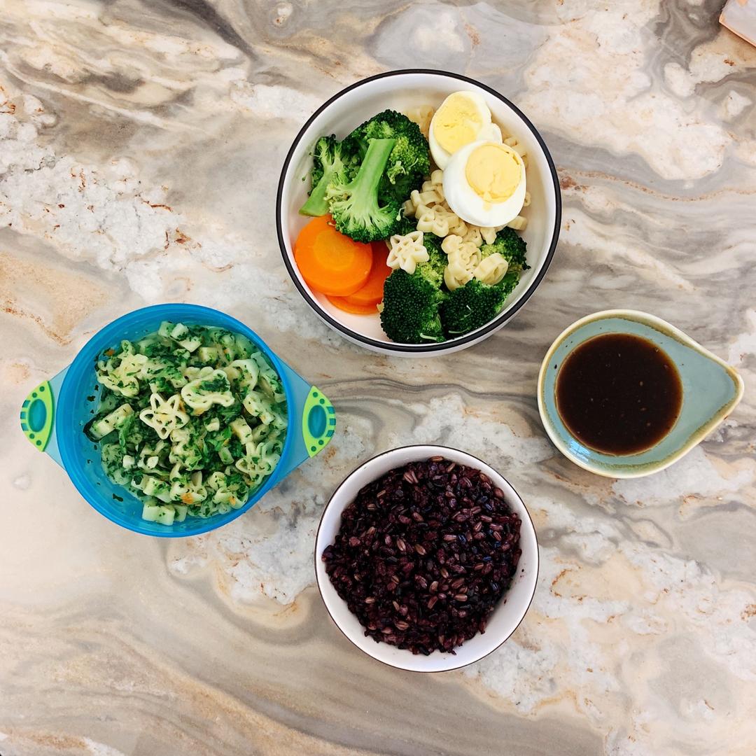 皮卡宝宝爱吃饭