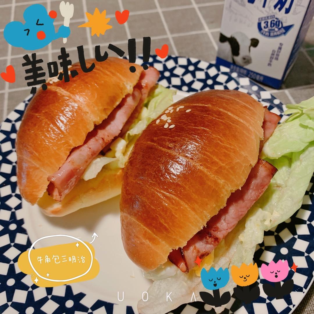 牛角包培根鸡蛋三明治