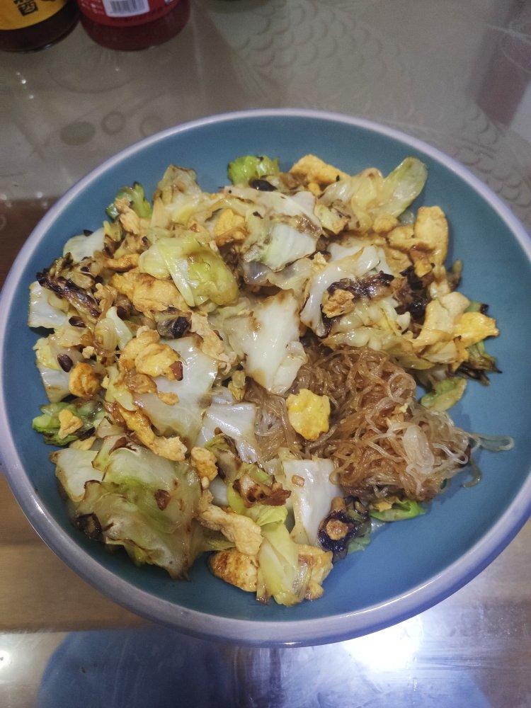 看似普通却超级下饭的圆白菜炒粉丝