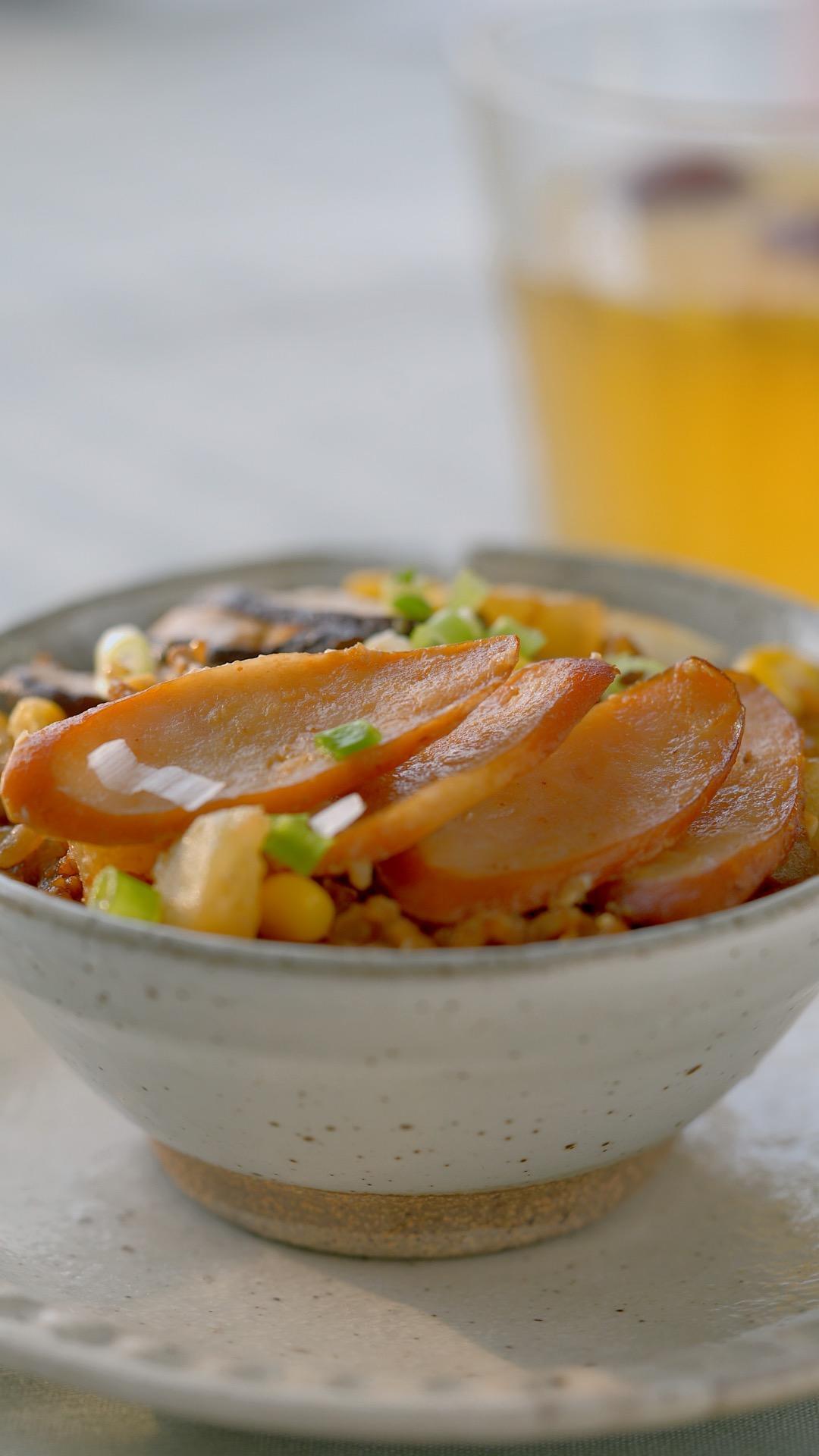 芝士香肠焖饭+热啤酒的做法