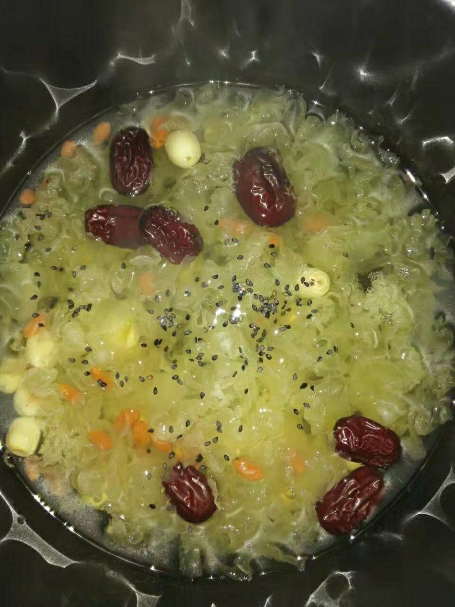 粘稠柔滑的冰糖莲子银耳羹