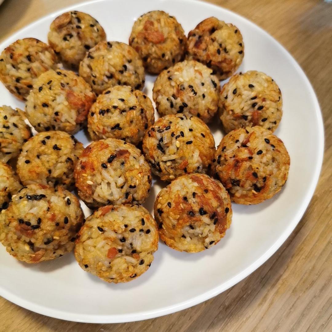 🍙章鱼小丸子机的妙用之圆球酱油烤饭团 by pink-rabbit