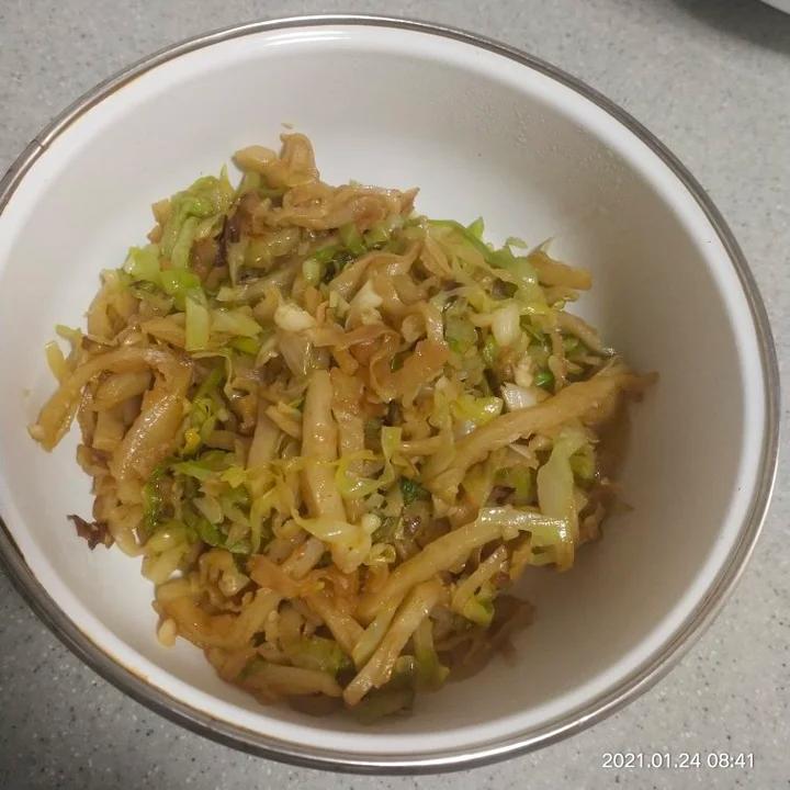 两斤圆白菜半斤饼丝炒的饼