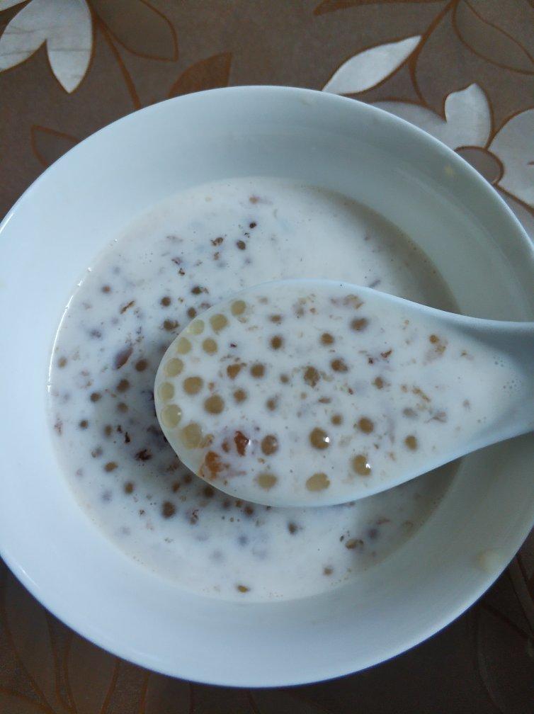 椰汁桃胶西米露