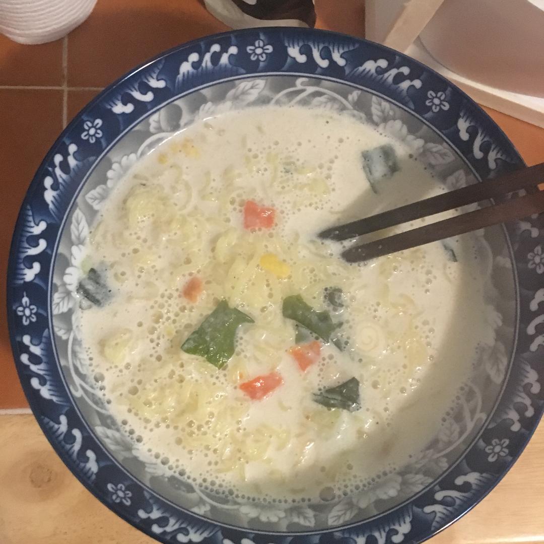 牛奶鲜虾鱼板面的做法