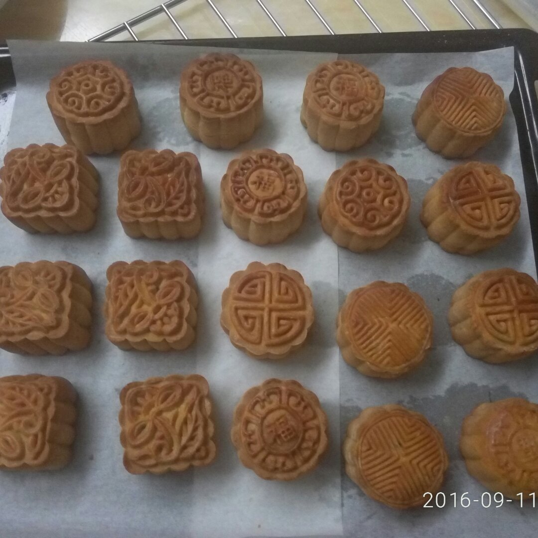 广式月饼—蛋黄莲蓉月饼