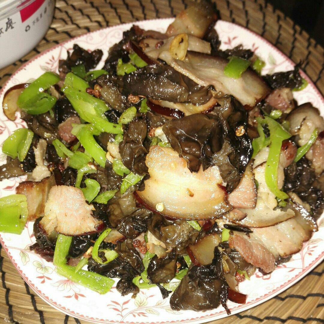 萦一做的木耳炒腊肉