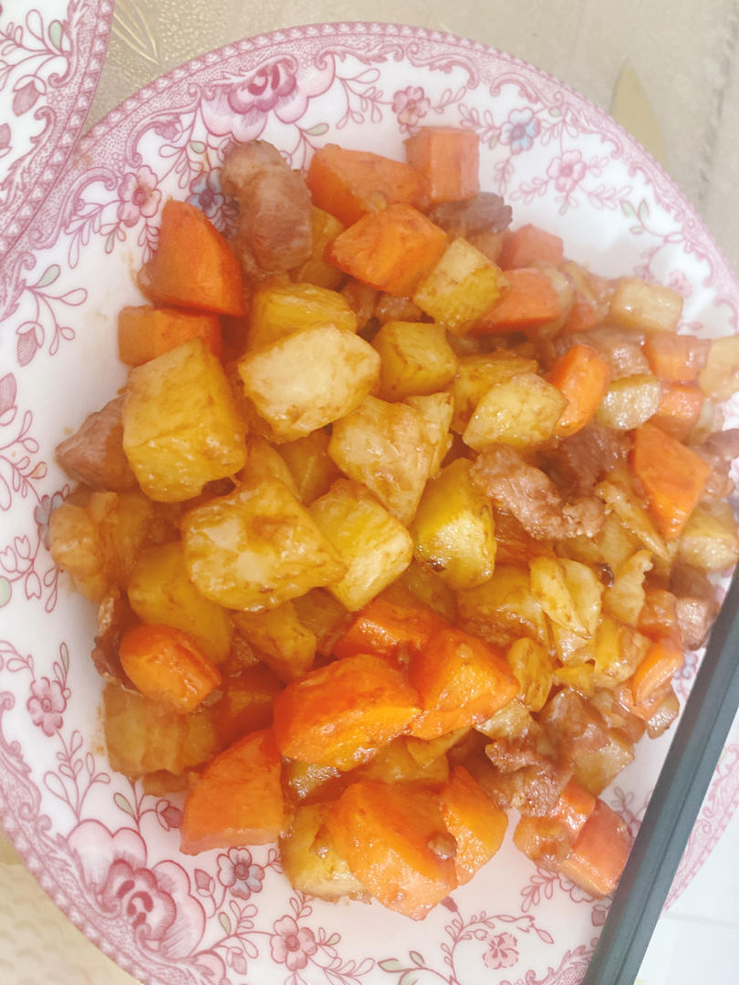 炒三丁（胡萝卜土豆炒肉丁）