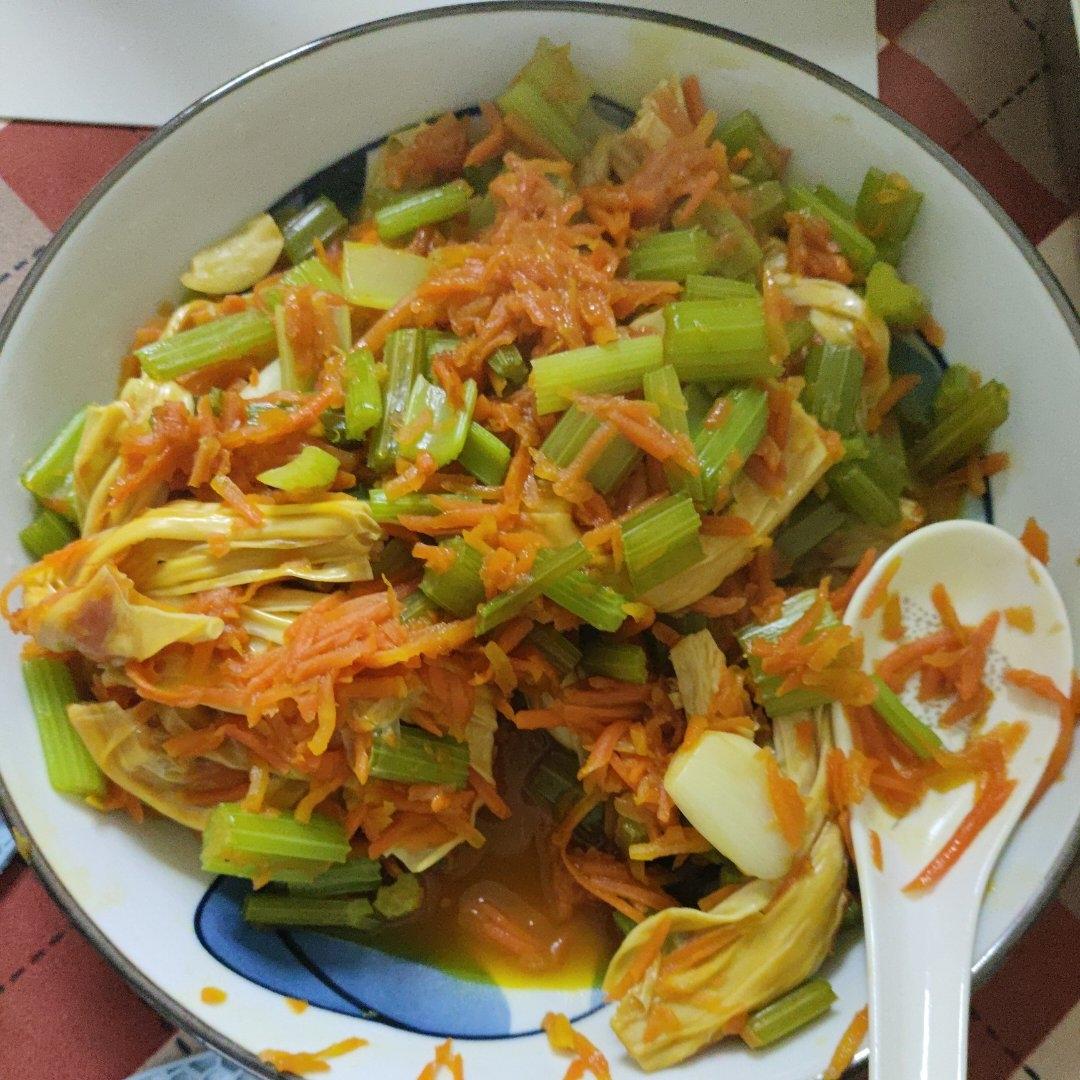芹菜胡萝卜炒腐竹  减肥餐   又不失营养，保持身材的秘诀在于健康饮食与合理运动