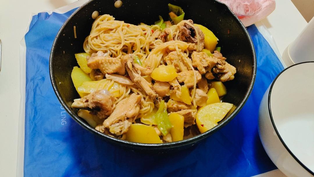 家常大盘鸡加手擀宽面