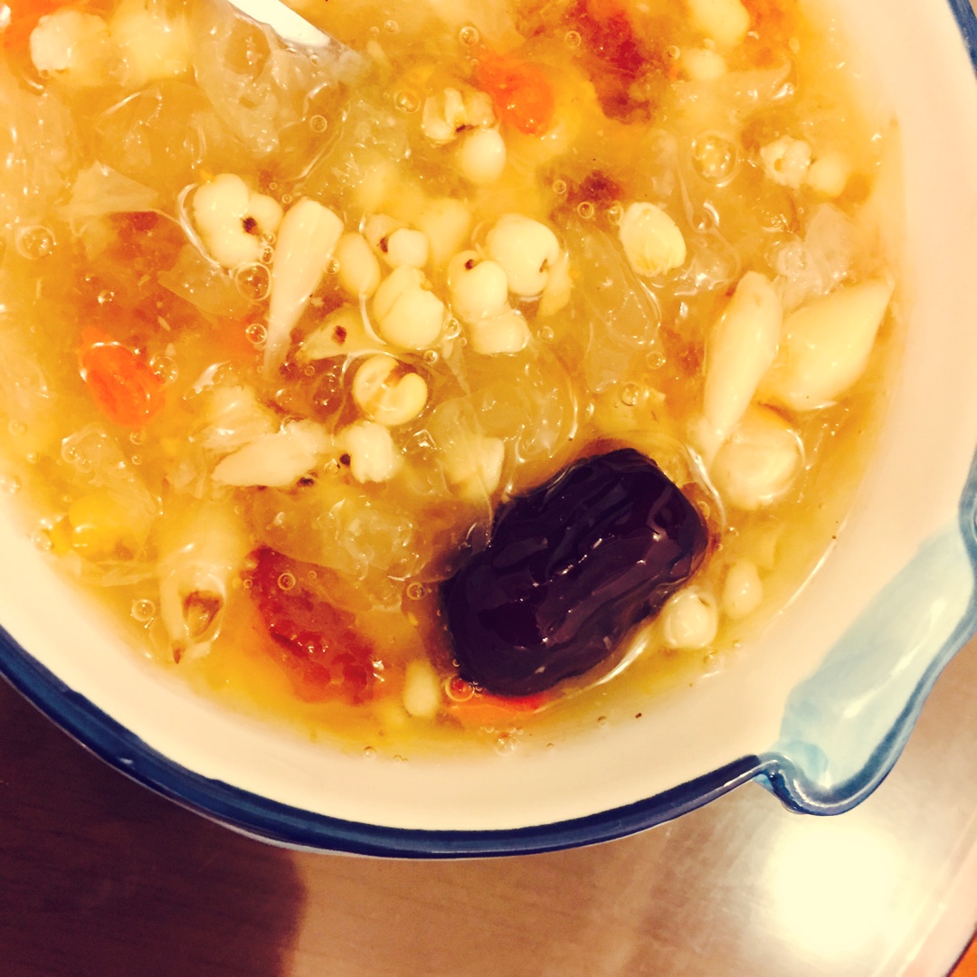 美容润肤 益气补血《桃胶皂角米百合银耳红枣羹》