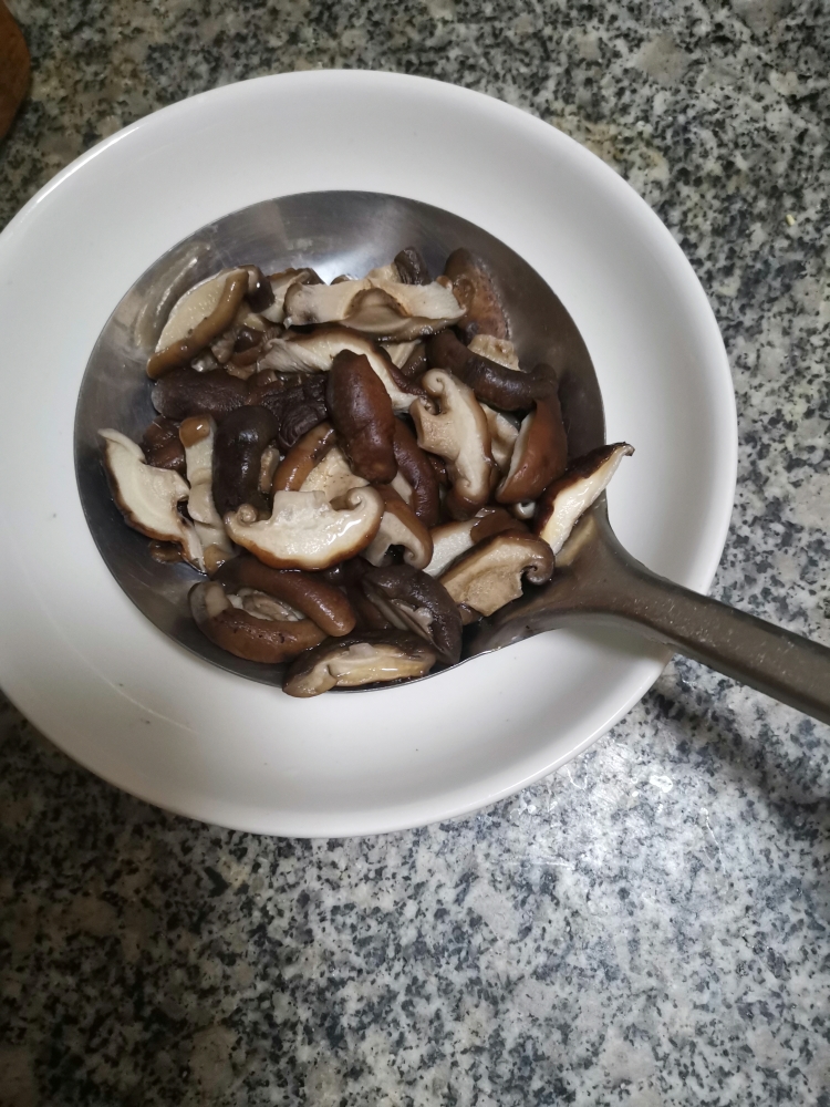 香菇油菜的做法 步骤2