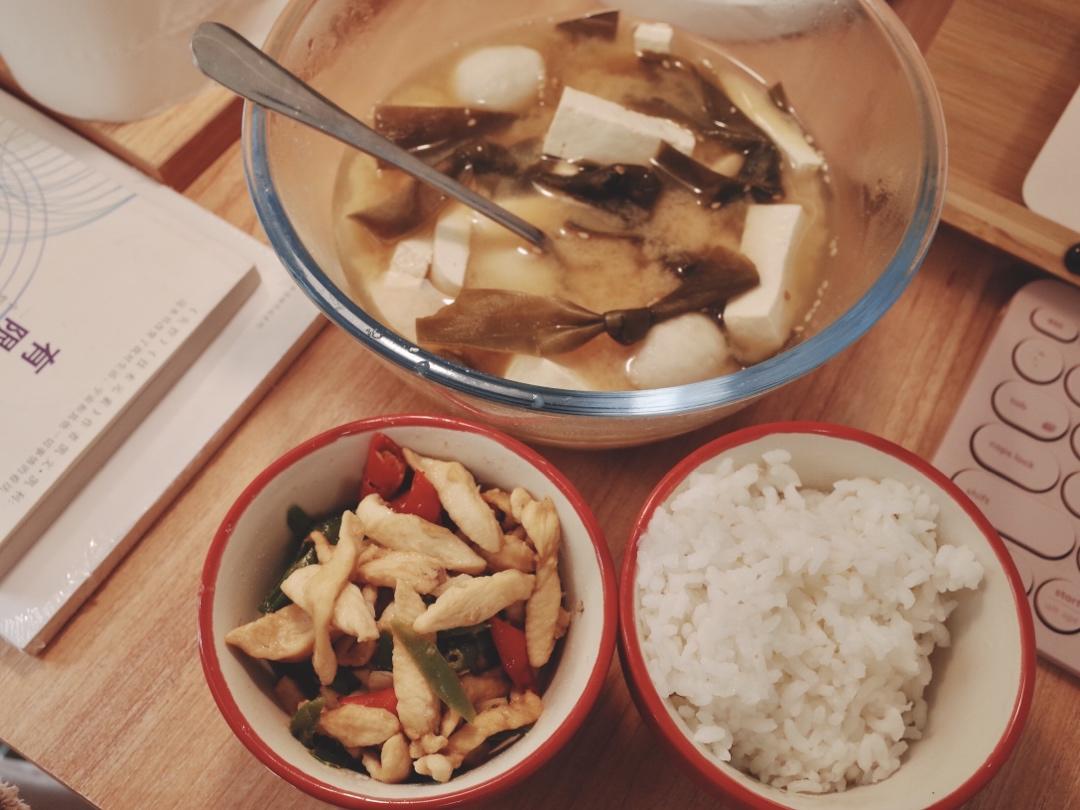豆腐裙带菜味噌汤